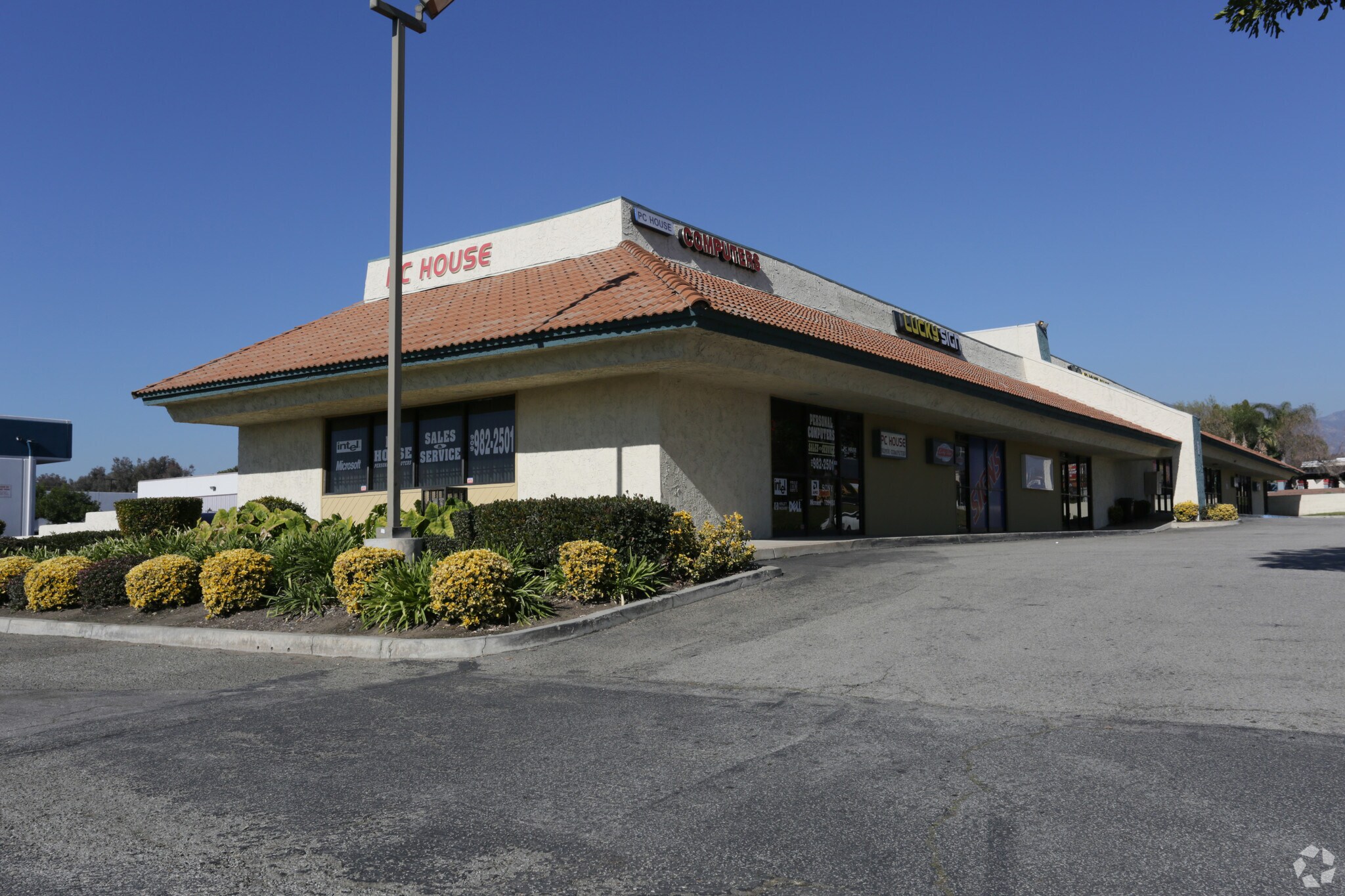 273-323 N Mountain Ave, Upland, CA à vendre Photo du bâtiment- Image 1 de 1