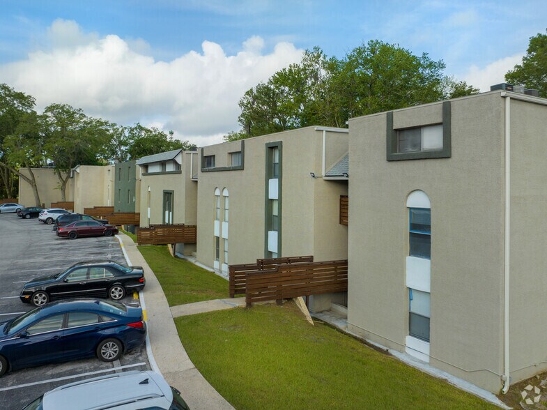 7557 Arlington Expy, Jacksonville, FL for sale - Primary Photo - Image 1 of 1