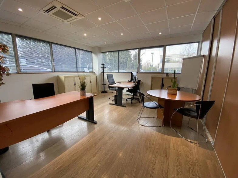Office in Avignon for lease - Building Photo - Image 1 of 8