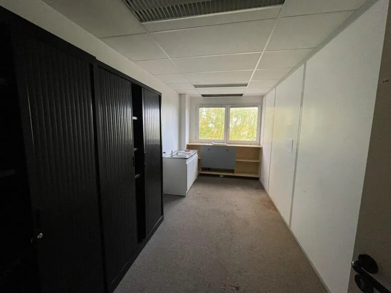 Office in Tremblay-en-France for lease - Building Photo - Image 3 of 8