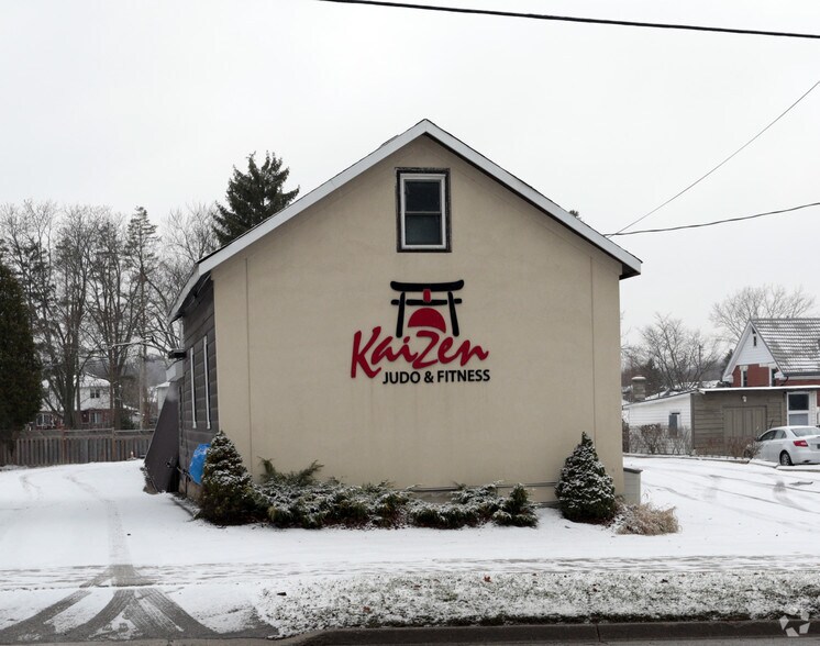 549 Lancaster St W, Kitchener, ON à louer - Photo du bâtiment - Image 2 de 7