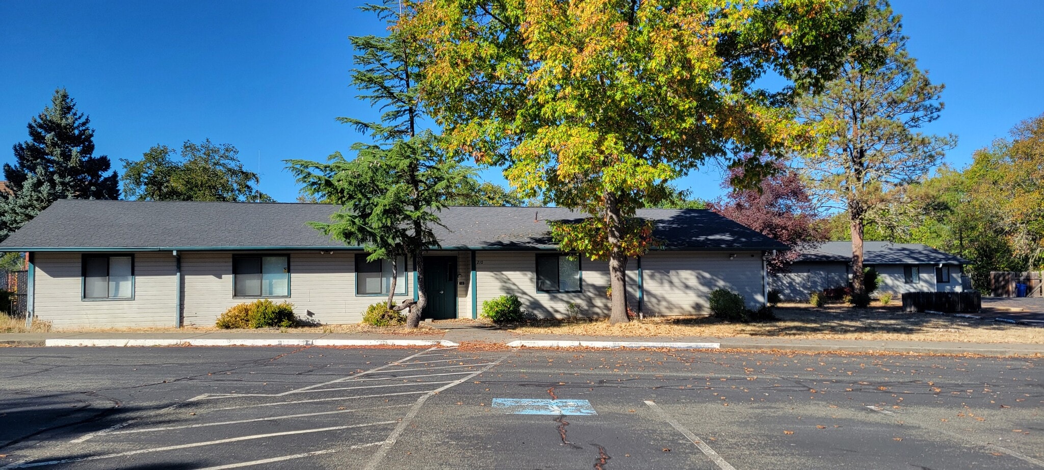 210 Tacoma St, Grants Pass, OR à vendre Photo principale- Image 1 de 30