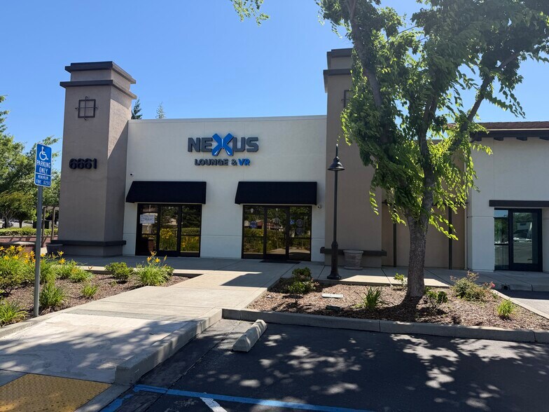 Blue Oaks Blvd, Rocklin, CA à louer - Photo du bâtiment - Image 2 de 4