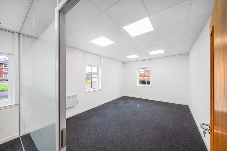 5 Deer Park Av, Livingston for lease - Building Photo - Image 2 of 6