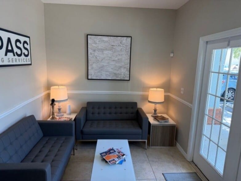 12167-12169 W Linebaugh Ave, Tampa, FL à louer - Photo du bâtiment - Image 3 de 13