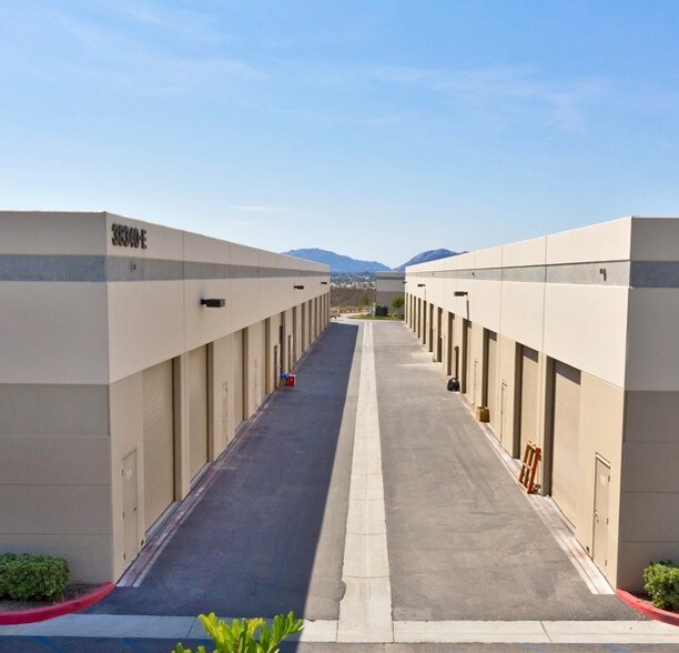38340 Innovation Ct, Murrieta, CA à louer - Photo du bâtiment - Image 3 de 4