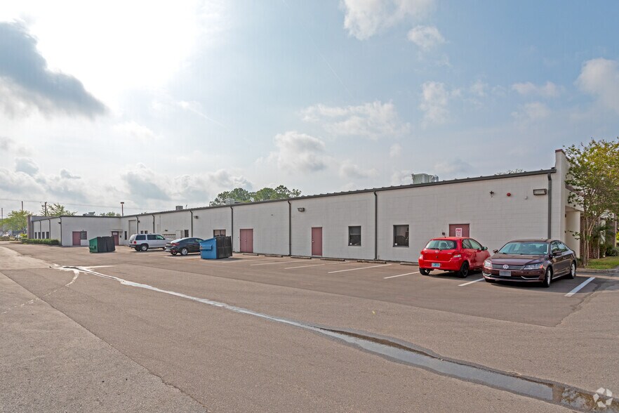 5461 W Waters Ave, Tampa, FL à louer - Photo du bâtiment - Image 1 de 8