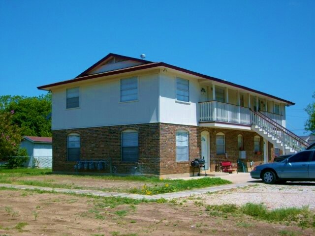 1400 Avenue W, Hondo, TX à vendre - Photo du bâtiment - Image 2 de 3
