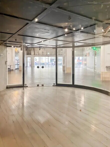 Retail in Paris for lease - Building Photo - Image 2 of 4