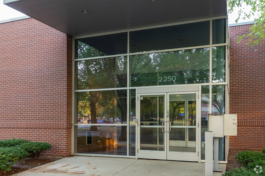 2250 W Campbell Park Dr, Chicago, IL à louer - Photo du bâtiment - Image 2 de 2