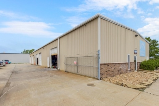 6320 NW Kelly Dr, Parkville, MO for sale Primary Photo- Image 1 of 2