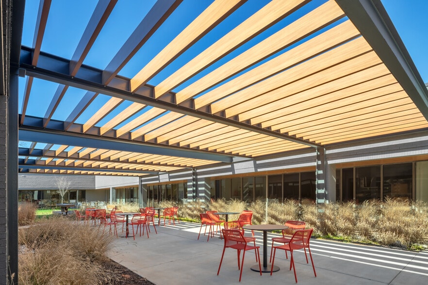 5311 77 Center Dr, Charlotte, NC for lease - Building Photo - Image 2 of 7