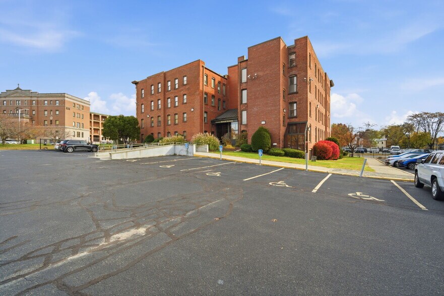 222 Carew St, Springfield, MA à louer - Photo du bâtiment - Image 3 de 23