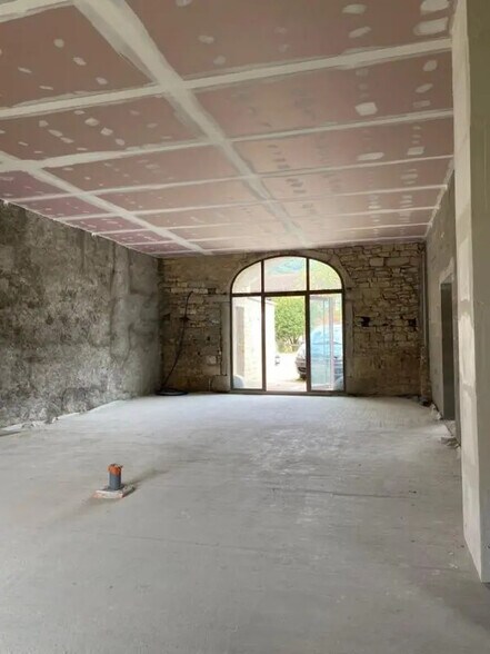 Retail in NIVIGNE SUR SURAN for lease - Interior Photo - Image 2 of 4