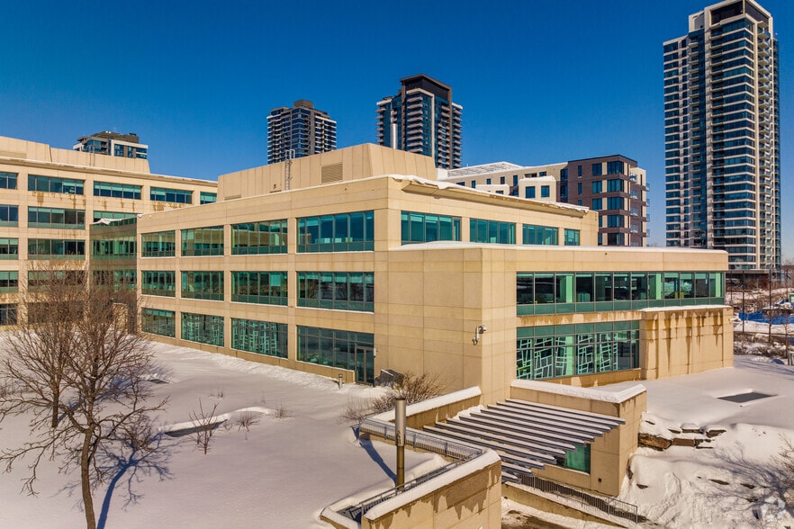 200 Rue Jacques-Le Ber, Montréal, QC à louer - Photo du bâtiment - Image 2 de 7