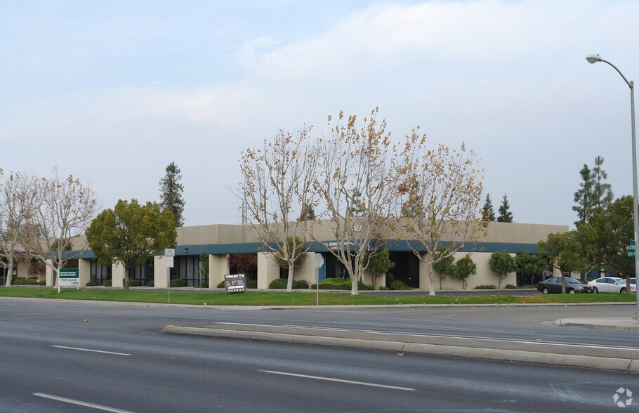 4800 Stine Rd, Bakersfield, CA à louer - Photo du bâtiment - Image 2 de 4