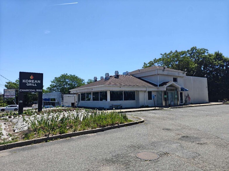 2074 Jericho Tpke, East Northport, NY à vendre - Photo du bâtiment - Image 3 de 14
