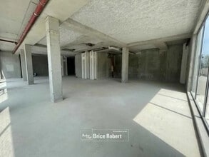Retail in Bron for lease Interior Photo- Image 1 of 4