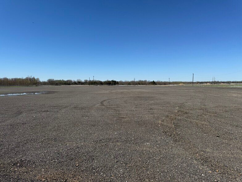1300 W Simonds Rd, Seagoville, TX à louer - Photo du bâtiment - Image 2 de 5