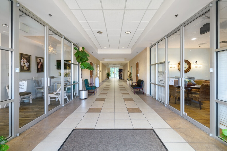 1361 13th Ave S, Jacksonville Beach, FL for lease - Interior Photo - Image 3 of 17