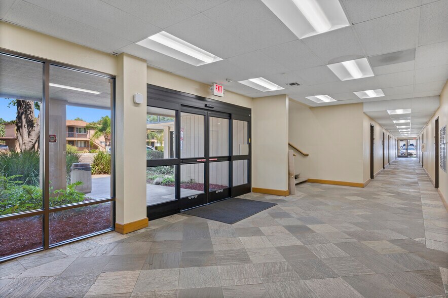 7373 University Ave, La Mesa, CA à louer - Photo intérieure - Image 2 de 2