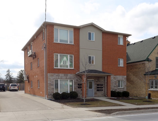 Plus de détails pour 103 Courtland Ave E, Kitchener, ON - Multi-résidentiel à vendre