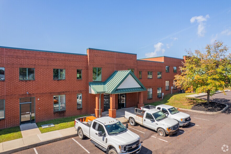 319 Commerce Ct, Pottstown, PA for lease - Building Photo - Image 2 of 5