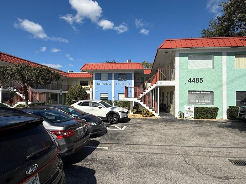 4855 Stirling rd, Dania Beach, FL à louer - Photo du bâtiment - Image 1 de 7