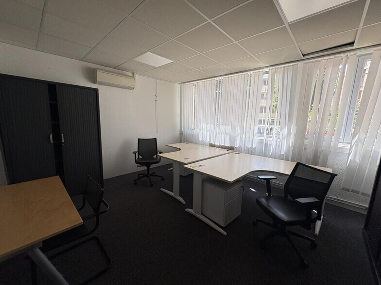 Retail in Marseille for lease - Interior Photo - Image 3 of 8