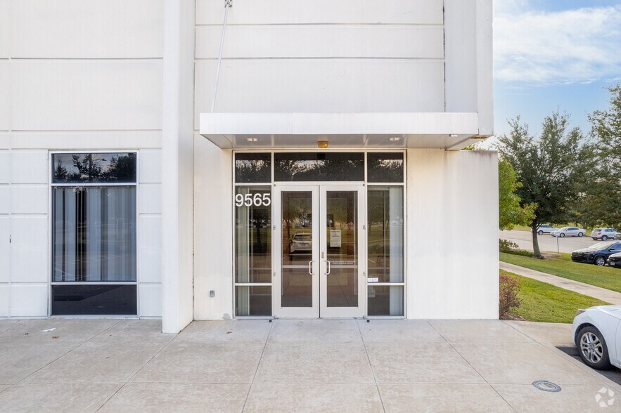 9565 W Wingfoot Rd, Houston, TX à louer - Photo du bâtiment - Image 2 de 6
