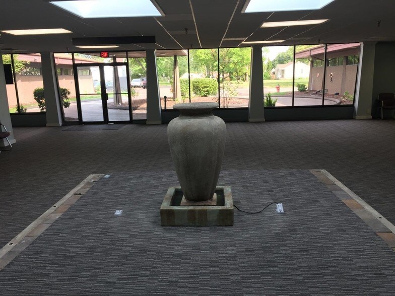 8550-8565 N Silvery Ln, Dearborn Heights, MI à vendre - Photo intérieure - Image 3 de 6