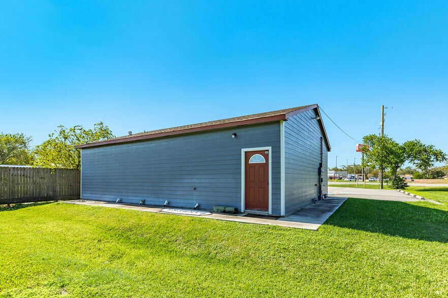 1228 E Mulberry St, Angleton, TX à vendre - Photo du bâtiment - Image 3 de 26