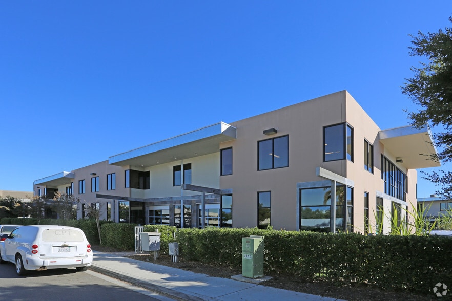 1215 Pacific Oaks Pl, Escondido, CA à louer - Photo du bâtiment - Image 2 de 8