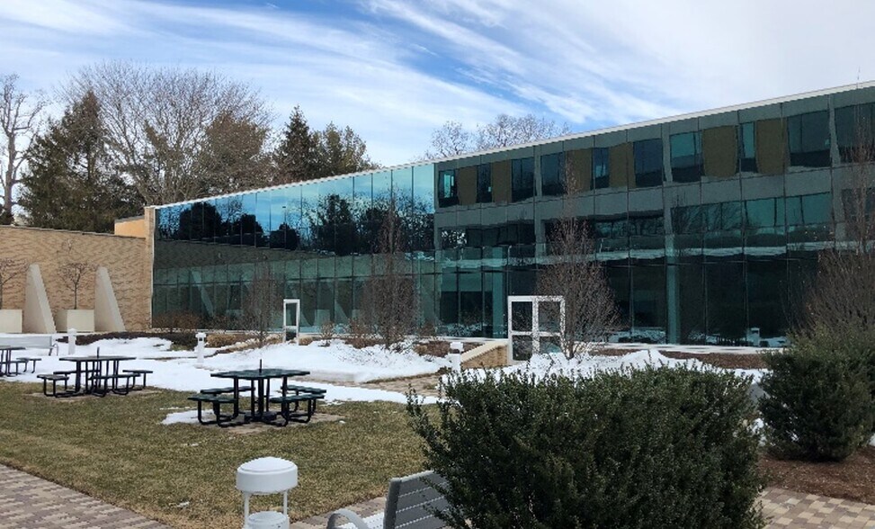 35 Nutmeg Dr, Trumbull, CT à louer - Photo du bâtiment - Image 2 de 5