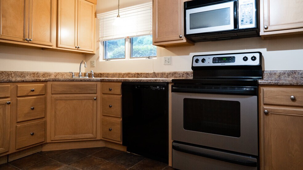 113-114 Noble Vista Dr, Greensburg, PA à vendre - Photo du bâtiment - Image 2 de 18