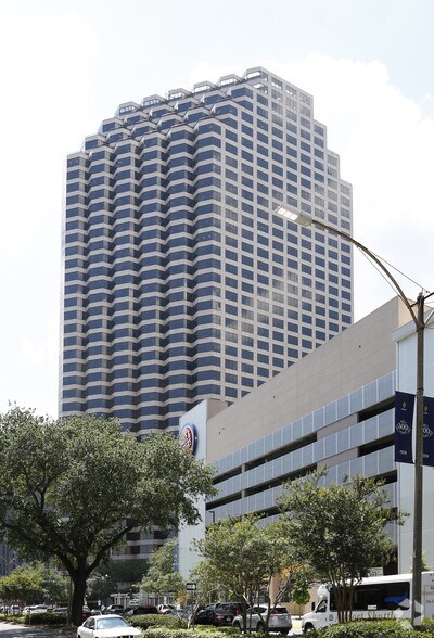 1100 Poydras St, New Orleans, LA à louer - Photo du bâtiment - Image 2 de 2