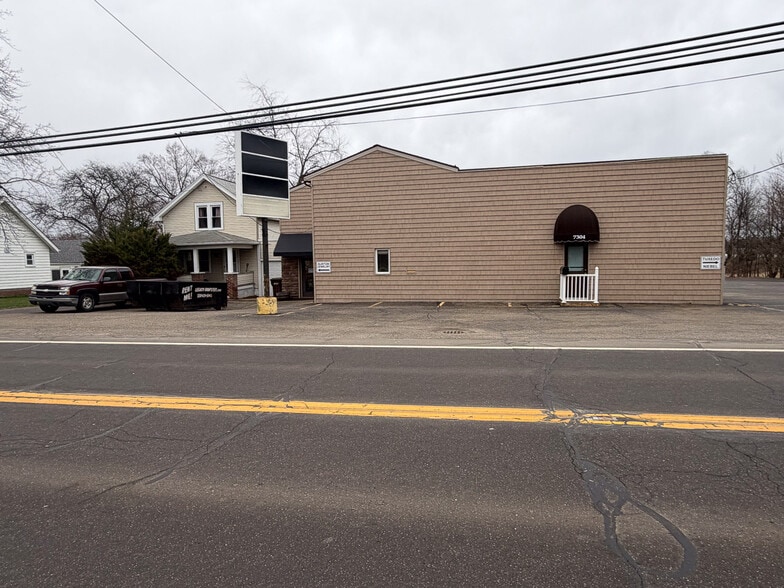 7304 Wales Ave NW, Canton, OH à vendre - Photo principale - Image 1 de 23