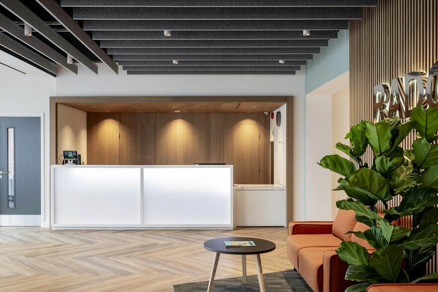 Blenheim Ct, Solihull à louer - Photo du bâtiment - Image 3 de 10