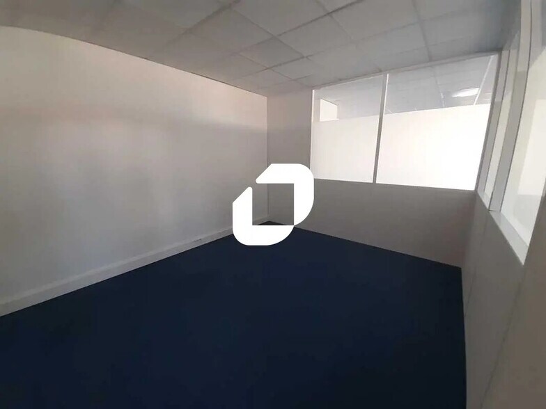 Office in Montreuil for lease - Interior Photo - Image 2 of 5