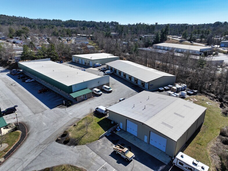 1-18 Business Park Cir, Arden, NC à louer - Photo du bâtiment - Image 3 de 8