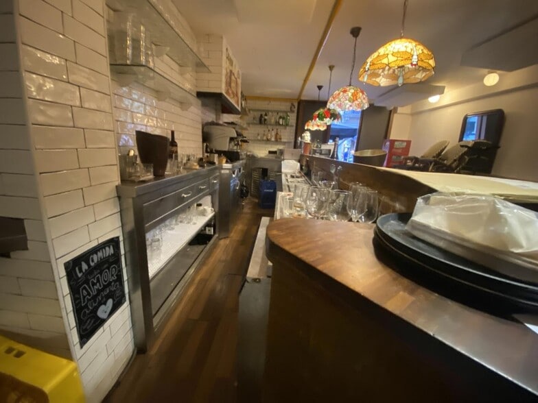 Retail in Barcelona, Barcelona for lease - Interior Photo - Image 2 of 8