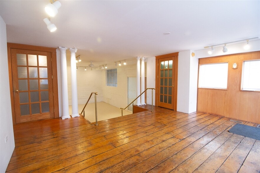 221 DuPage St, Elgin, IL for lease - Interior Photo - Image 2 of 7