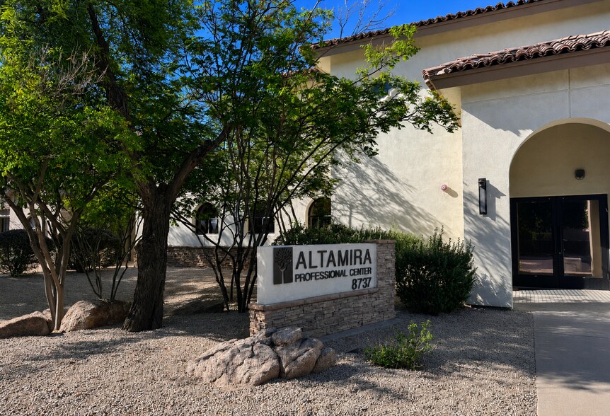 8737 E Via de Commercio, Scottsdale, AZ for lease - Building Photo - Image 1 of 6