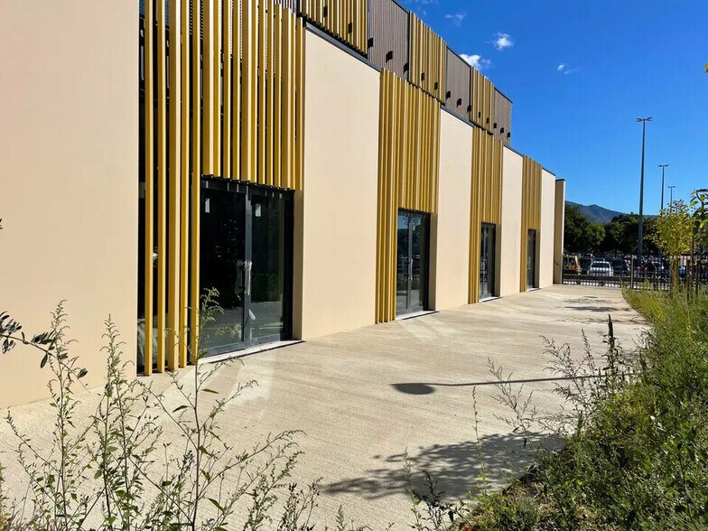 Commerce de détail dans Aubagne à louer - Photo du bâtiment - Image 2 de 3