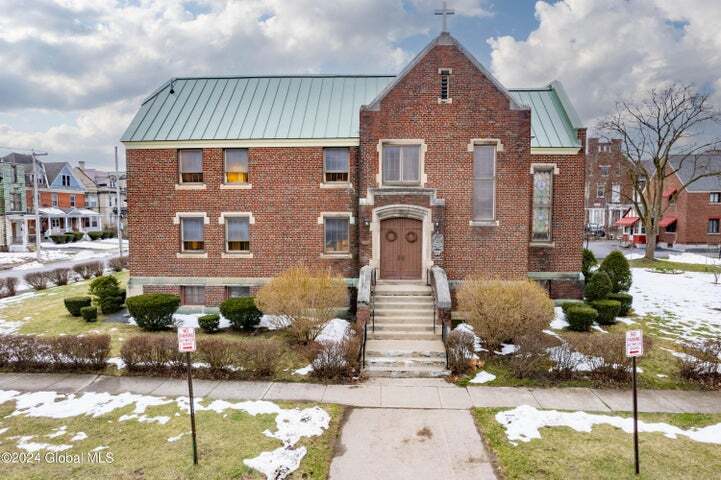 24 Pine St, Amsterdam, NY for sale Primary Photo- Image 1 of 18