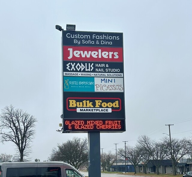 21520 Harper Ave, Saint Clair Shores, MI for lease - Building Photo - Image 2 of 3