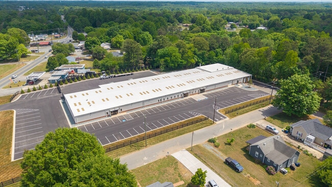 Plus de détails pour 114 S State St, Haw River, NC - Industriel à vendre