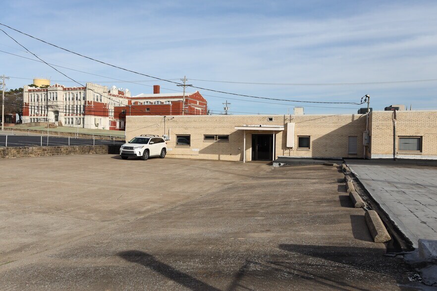 301 N 2nd St, Mcalester, OK à louer - Photo du bâtiment - Image 2 de 4