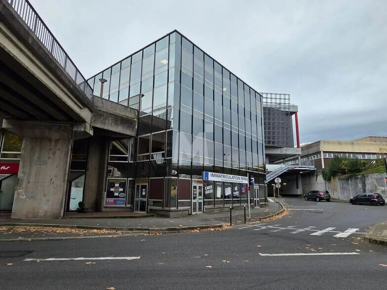 Bureau dans Évry-Courcouronnes à louer - Photo du bâtiment - Image 1 de 8