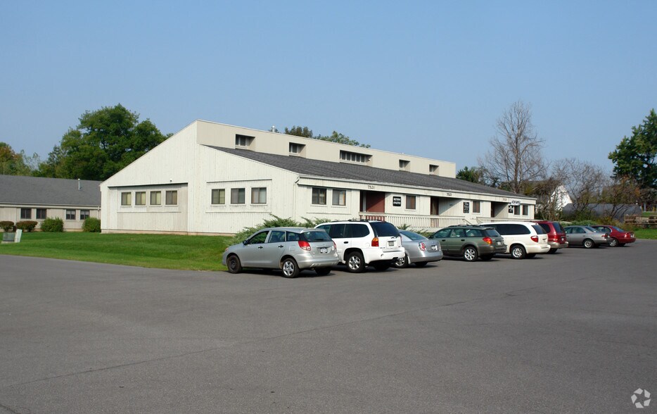 7521-7523 Morgan Rd, Bayberry, NY à louer - Photo du bâtiment - Image 2 de 6
